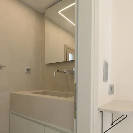 Infinity Suites, By Hellocrete Apartament